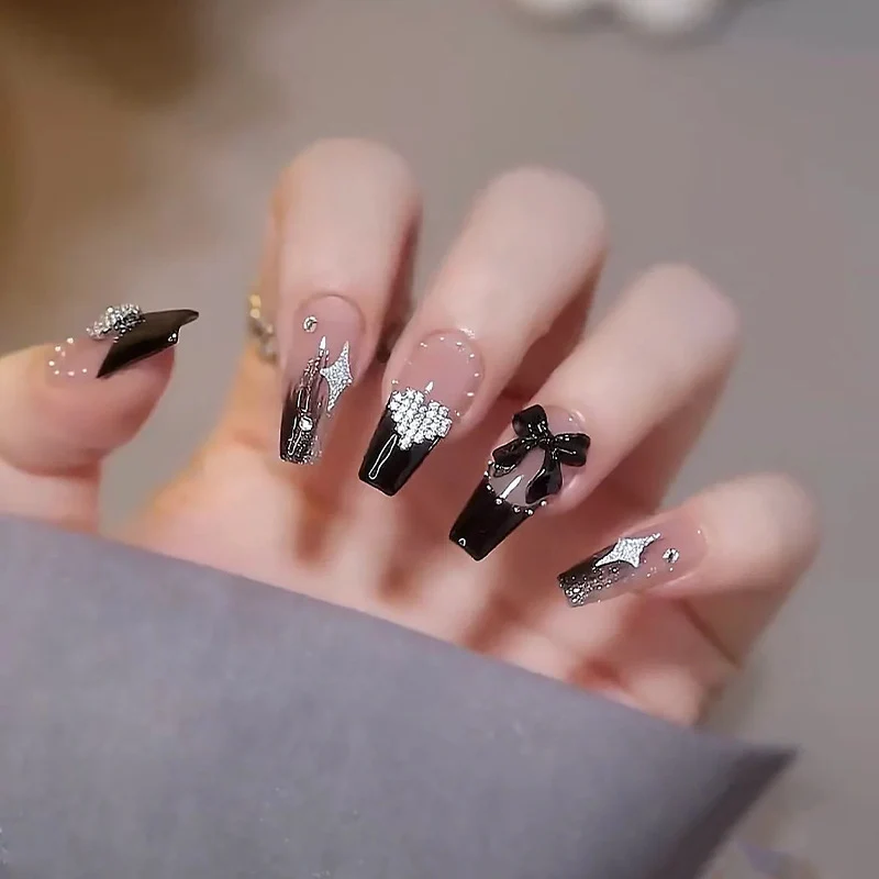 Glamouröse dekorative Press-On-Nagelkunst