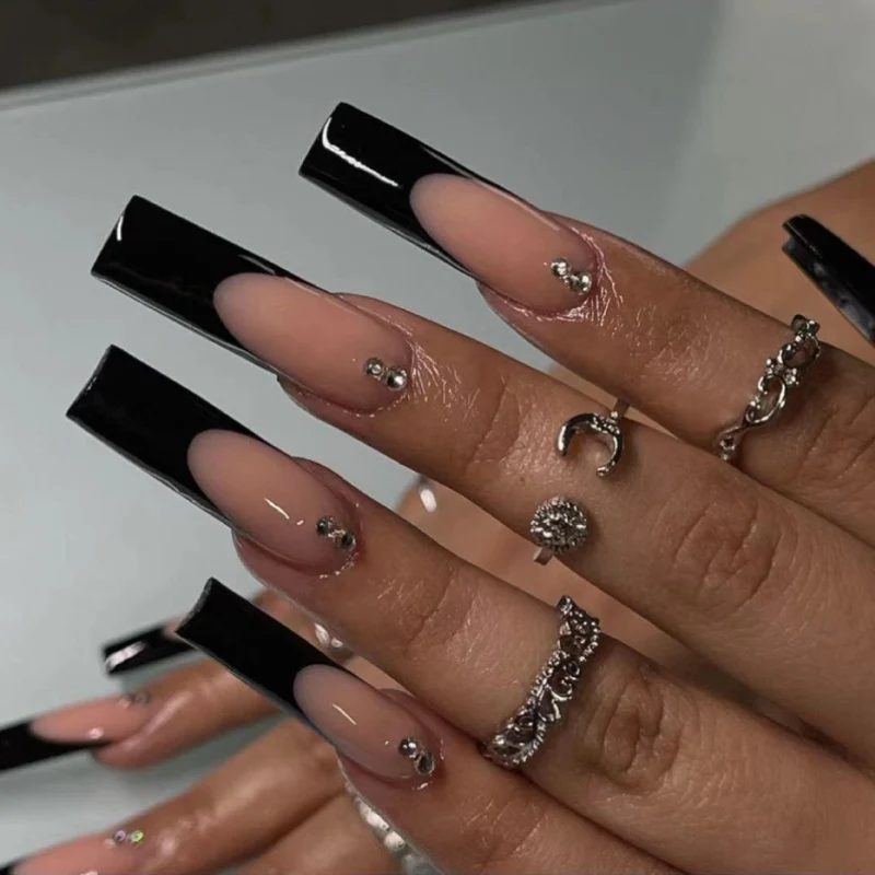 Elegante Stiletto Press-On Nail Set mit Strassakzenten