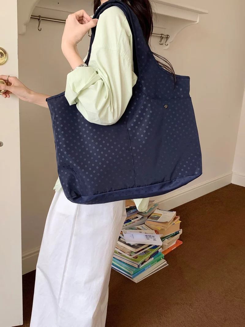Geräumige Gepunktete Schultertasche