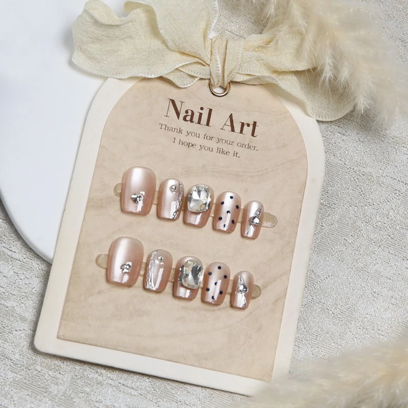 Elegante mit Strass verzierte Press-On Nagelkunst