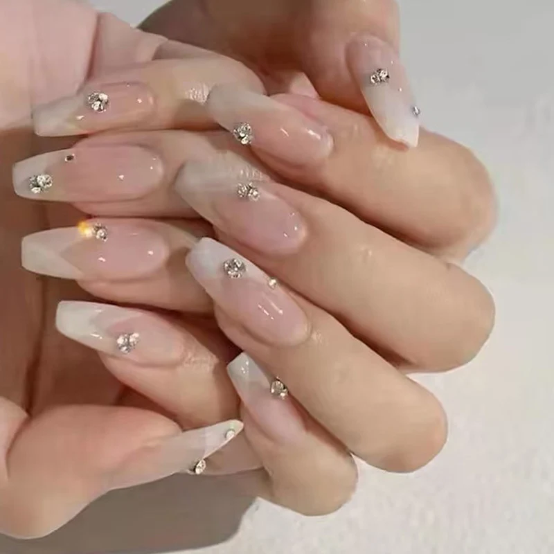 Elegantes mit Strass dekoriertes Press-On Nagelset