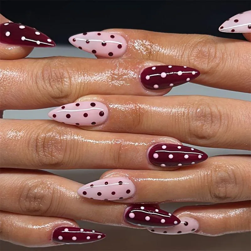Elegante Stiletto Press-On Nagelkunst