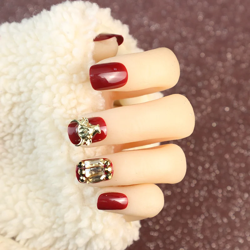 Elegantes Nagelset mit Strass-Accenten zum Aufkleben