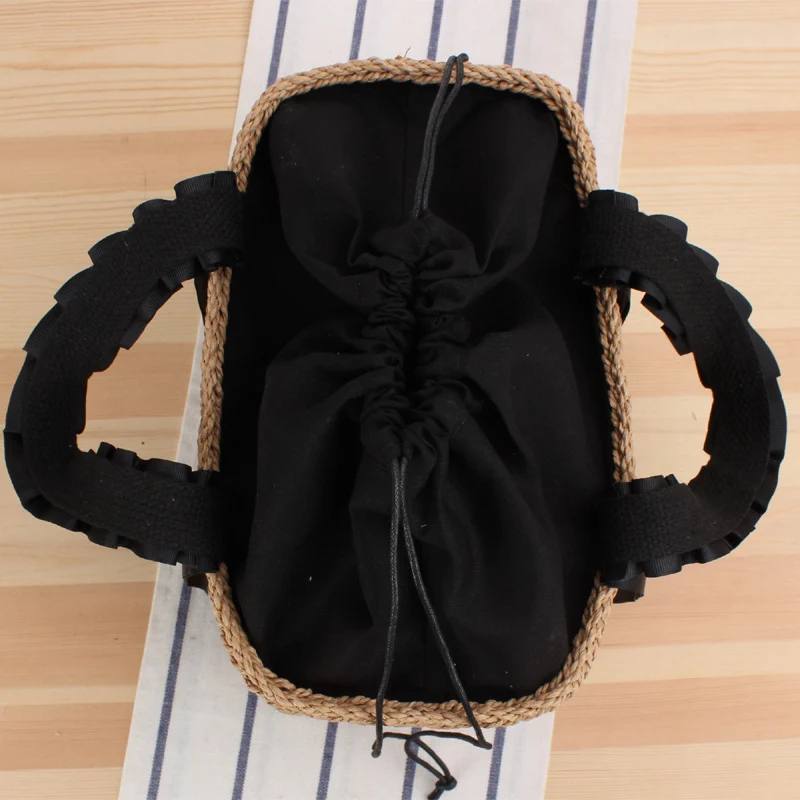 Verspielte Korbtasche mit elegantem Stoffgriff Skanto