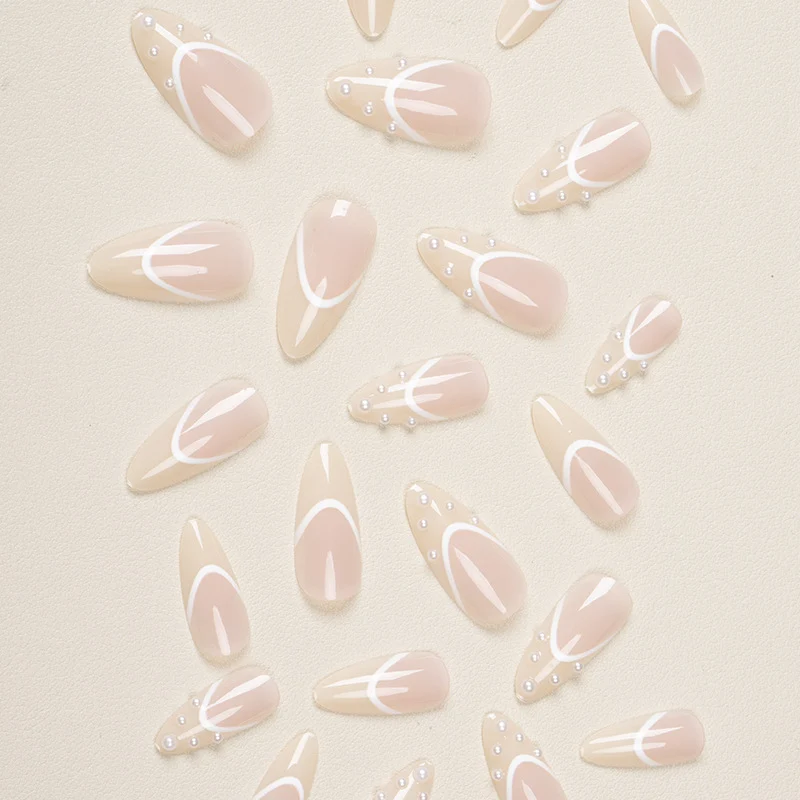 Elegantes mit Perlen verziertes Press-On-Nageldesign
