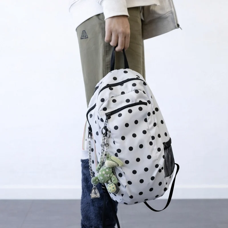 Verspielt gepunkteter Rucksack