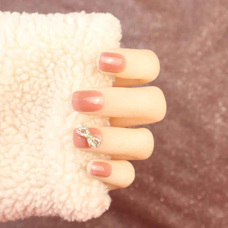 Elegantes Press-On Nagelset mit Strassbogen