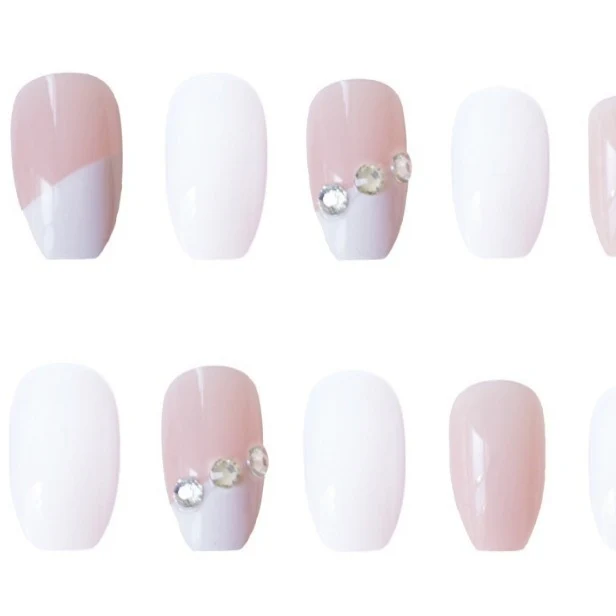 Elegante Press-On Nagelset mit dekorativen floralen Akzenten