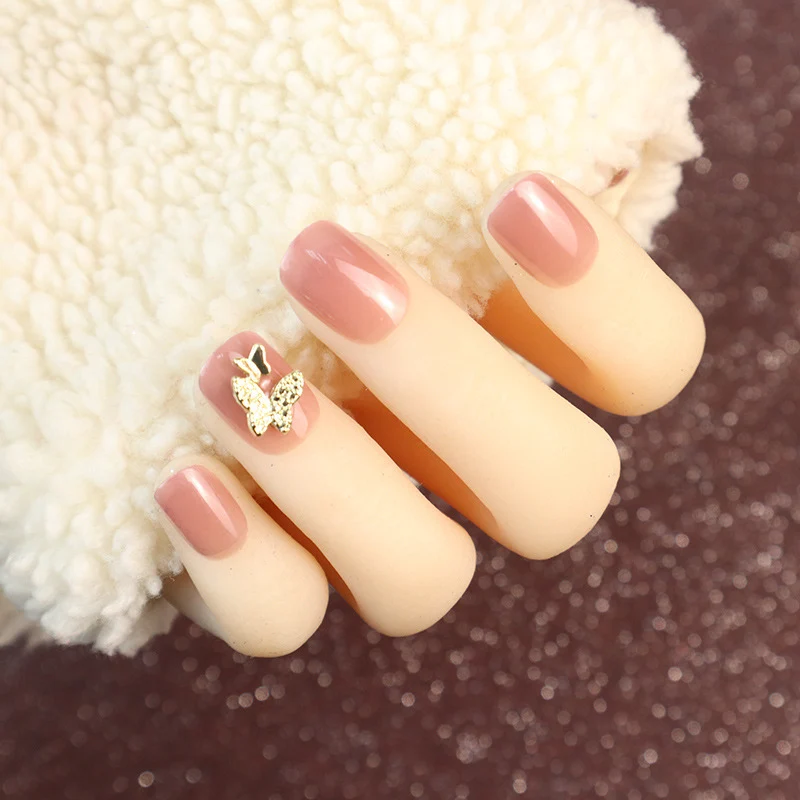 Elegantes Press-On-Nagelset mit Schmetterlingsakzenten