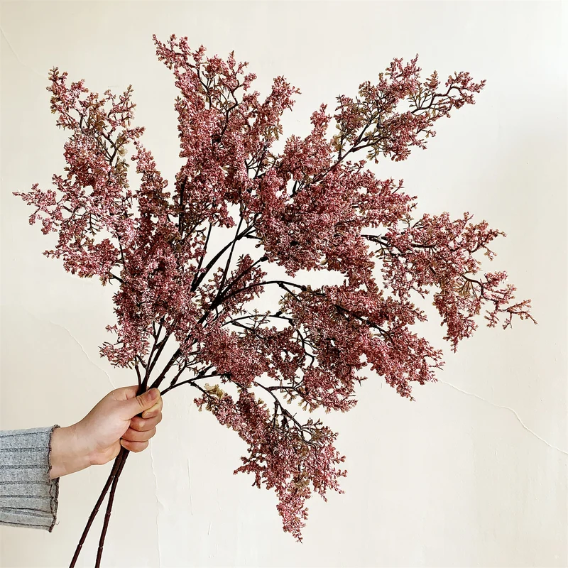 Dekorativer getrockneter Blumenstrauß mit Ästen