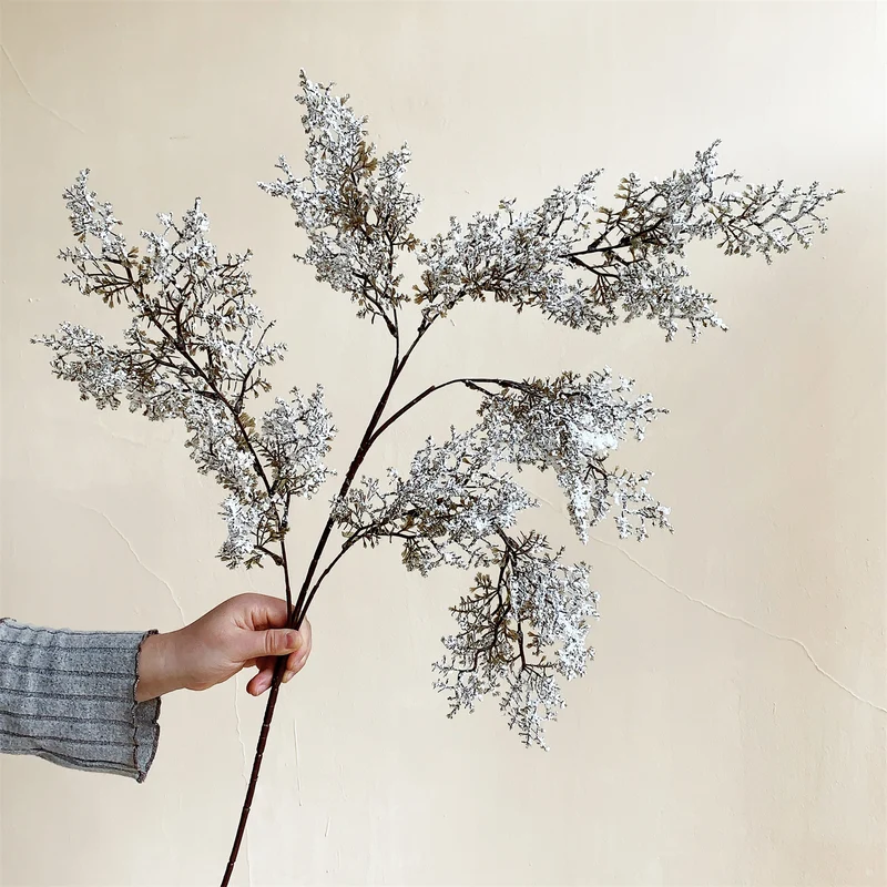 Dekorativer getrockneter Blumenstrauß mit Ästen