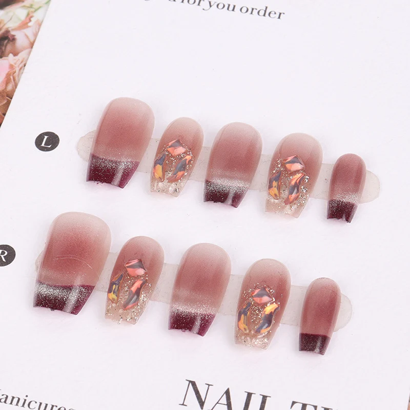 Elegantes Press-On-Nagel-Set mit künstlerischem Blumendesign