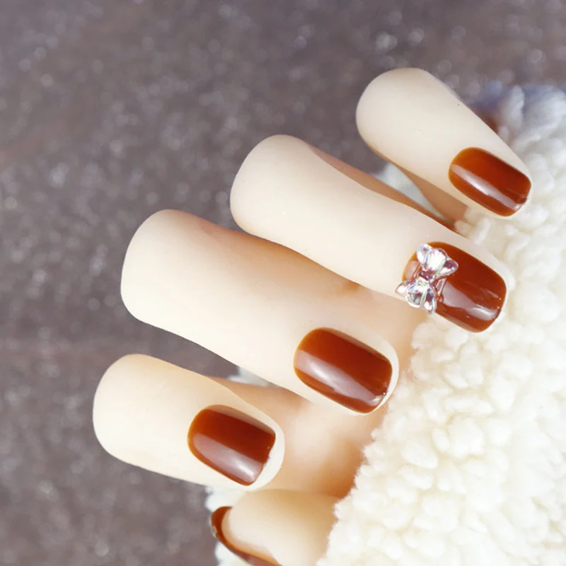 Elegantes Press-On-Nageldesign mit Strassakzent