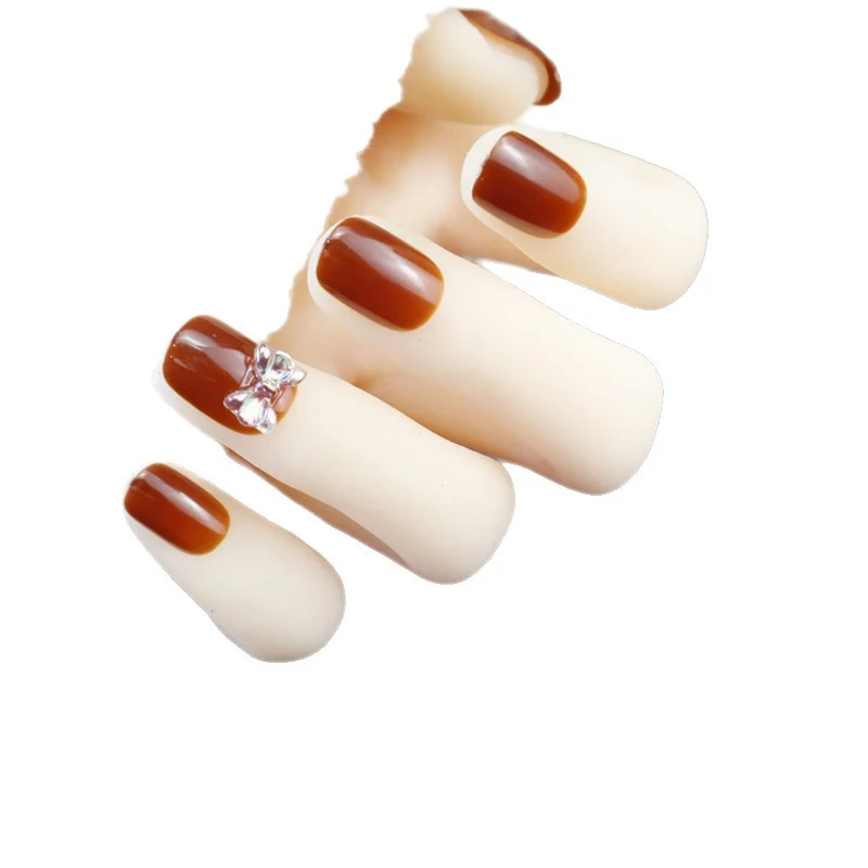 Elegantes Press-On-Nageldesign mit Strassakzent