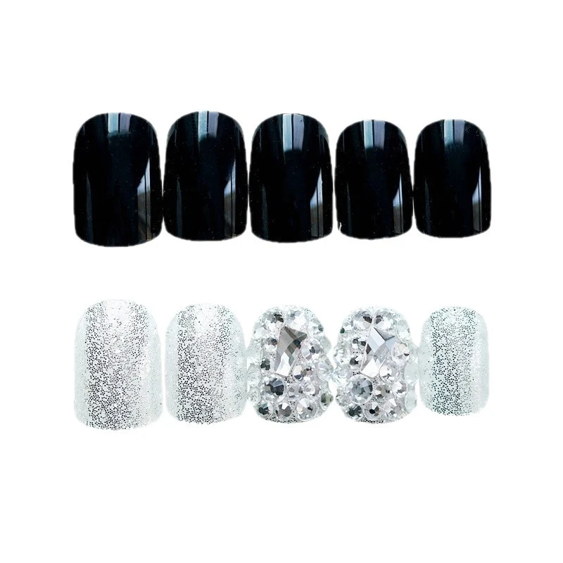 Elegante Press-On Nagelkunst mit Edelsteinakzenten