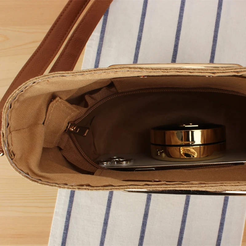 Crossbody-Tasche aus handgewebtem Naturmaterial mit elegantem Ringverschluss Skanto