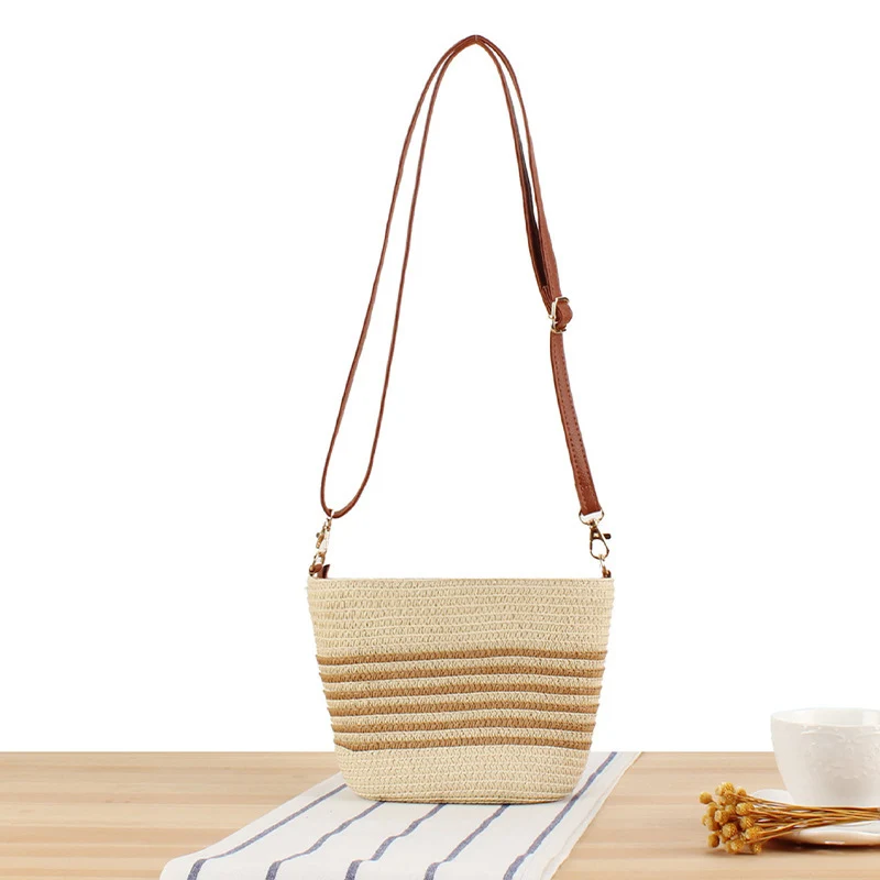 Crossbody-Tasche aus geflochtenem Naturmaterial mit Kontraststreifen Skanto