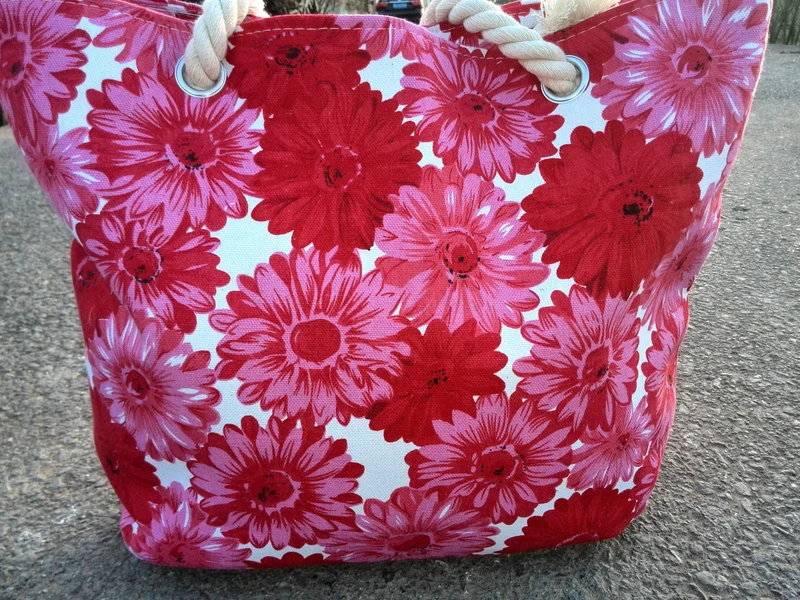 Strandtasche mit Blumenmuster und robusten Seilgriffen Skanto
