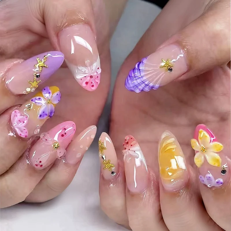 Dekoratives Press-On-Nagelset mit floralen Akzenten