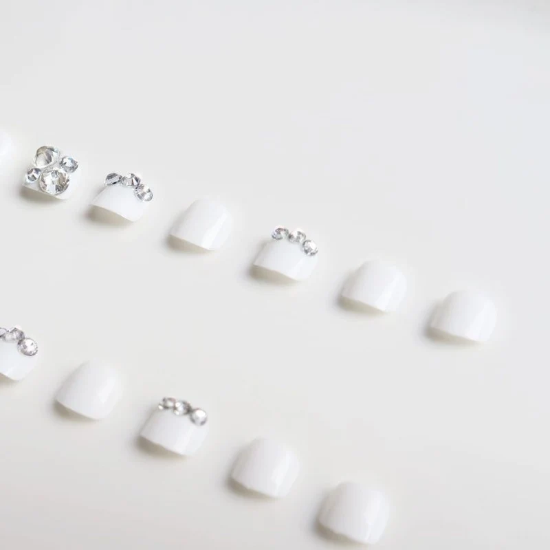 Dekorative mit Strass akzentuierte Press-On Fußnägel