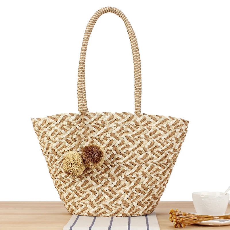 Moderne Korbtasche mit dekorativen Pompons Skanto
