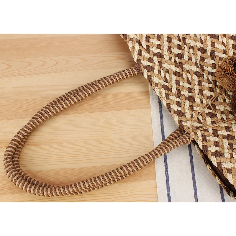 Moderne Korbtasche mit dekorativen Pompons Skanto
