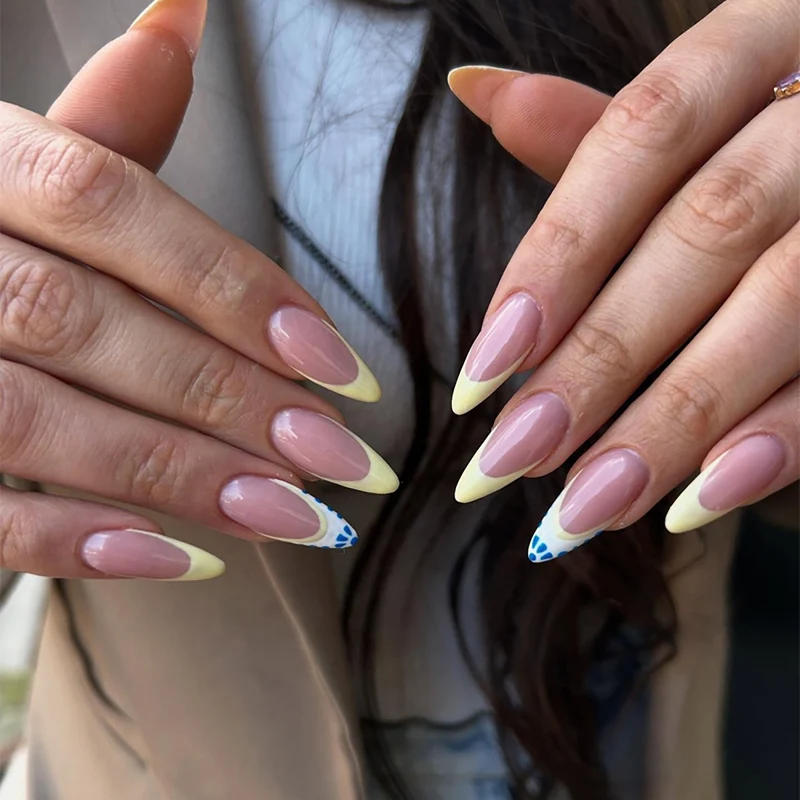 Künstlerisches Stiletto-Nageldesign mit Farbverlauf-Spitzen