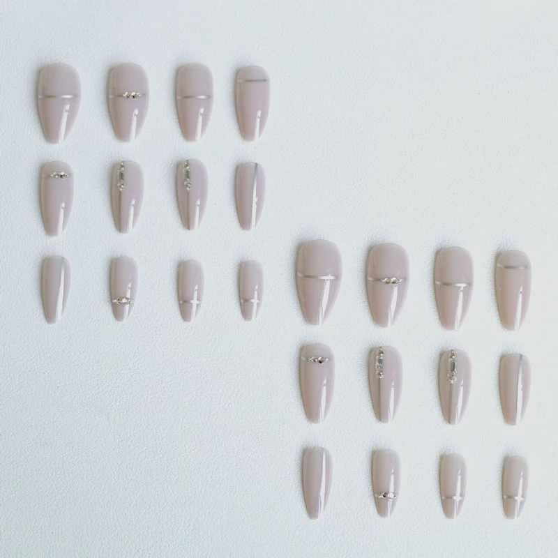 Glamouröse mit Strass akzentuierte Nagelkunst