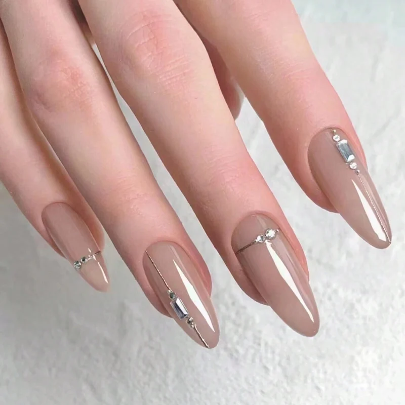 Glamouröse mit Strass akzentuierte Nagelkunst