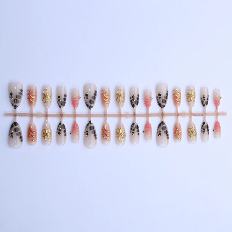 Elegantes Press-On Nail Art Set Brehn