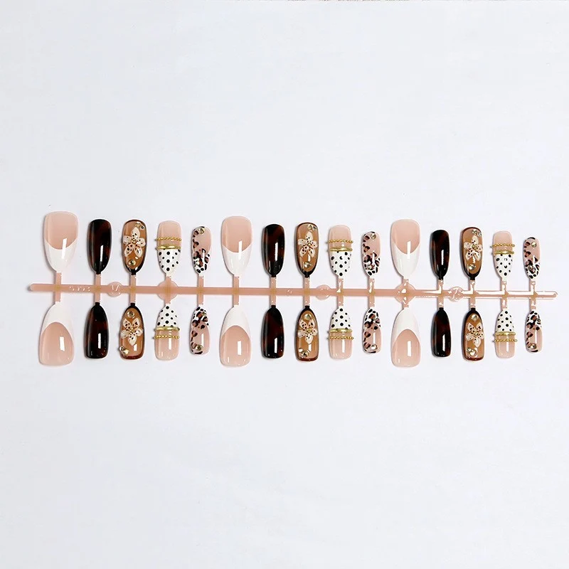 Elegantes und Künstlerisches Press-On Nageldesign-Kit Brehn
