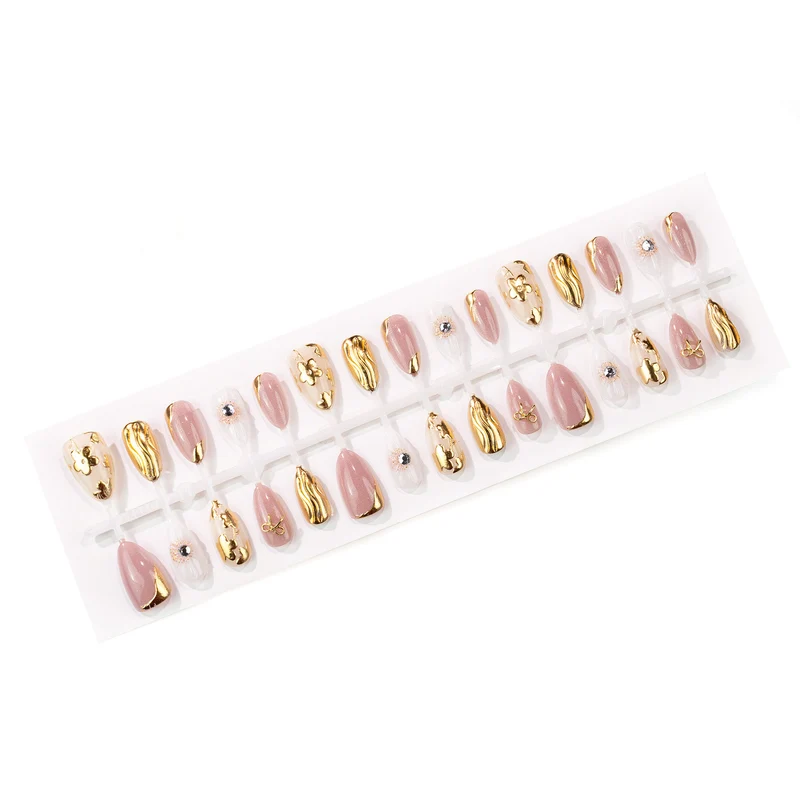 Dekoratives Press-On-Nagelset mit goldenen Akzenten
