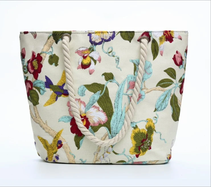 Elegante Strandtasche mit Blumenstickerei Skanto