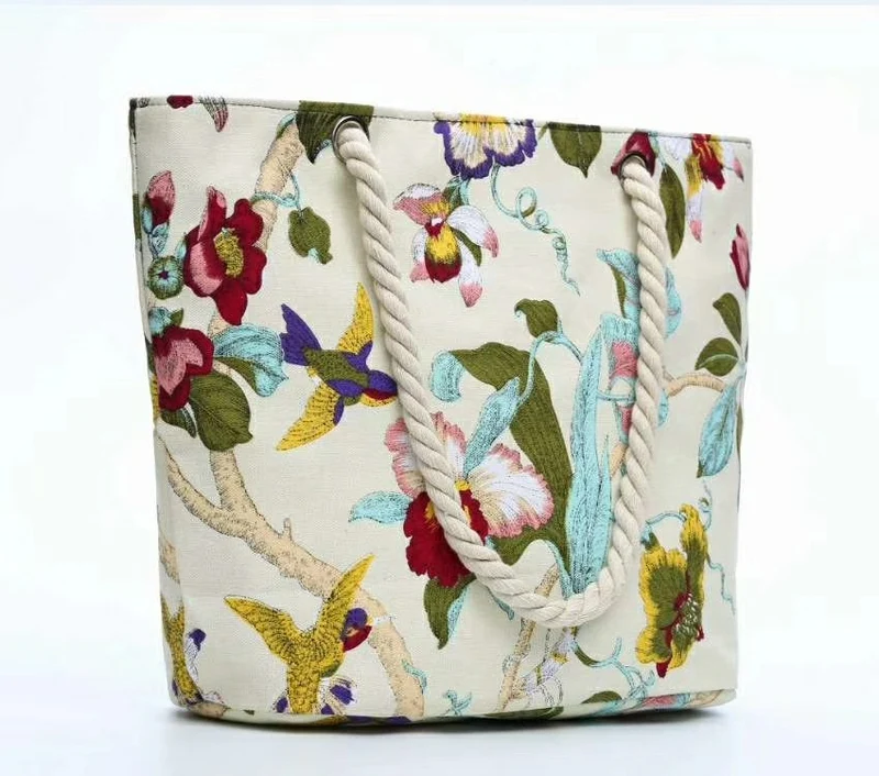 Elegante Strandtasche mit Blumenstickerei Skanto