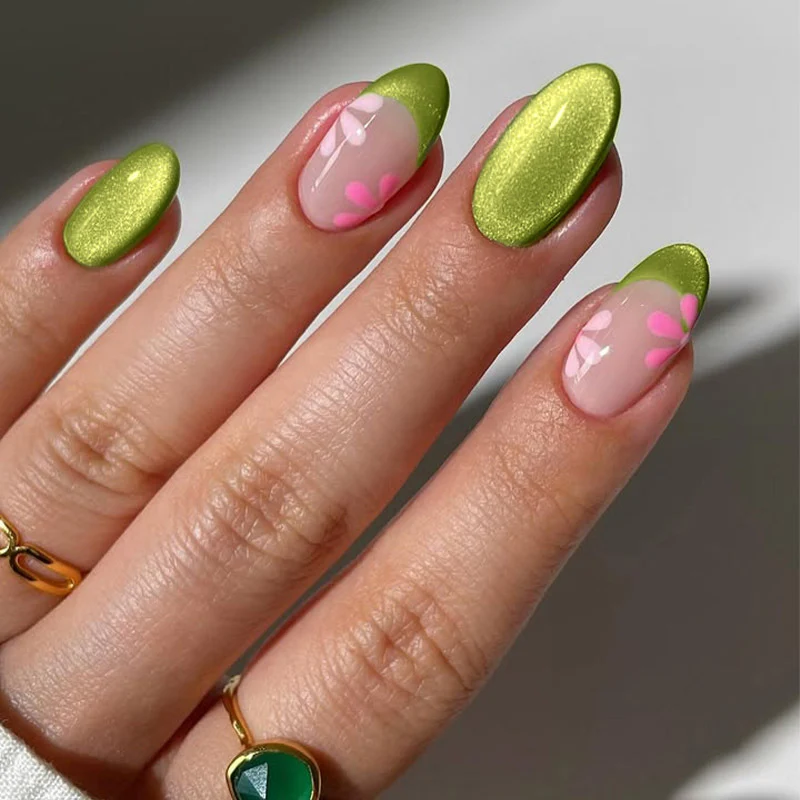 Künstlerisches Floral Druck-auf-Nageldesign