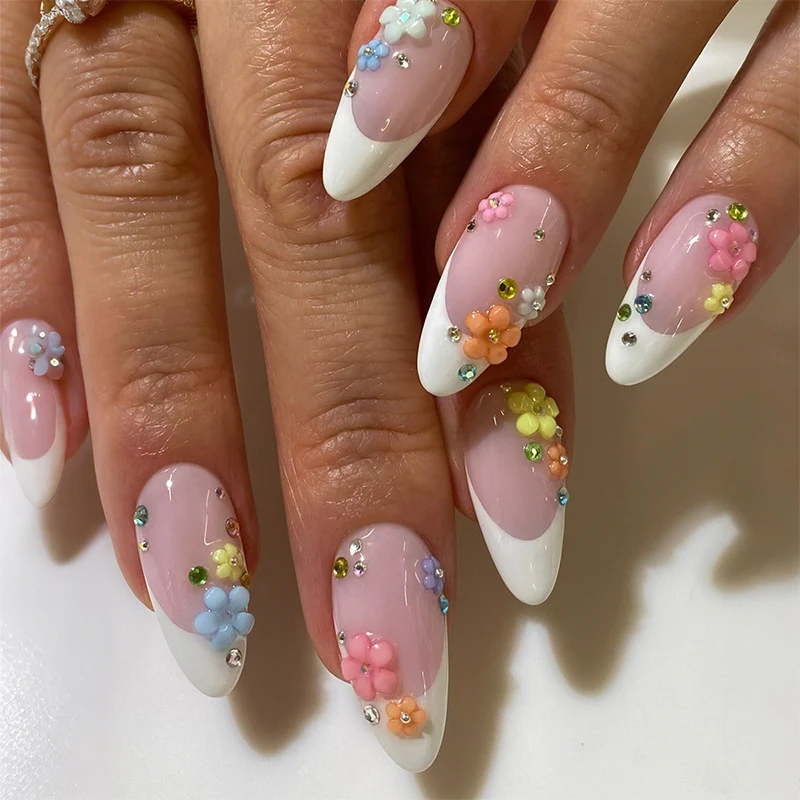Dekorativer Press-On Nagelset mit floralen Akzenten