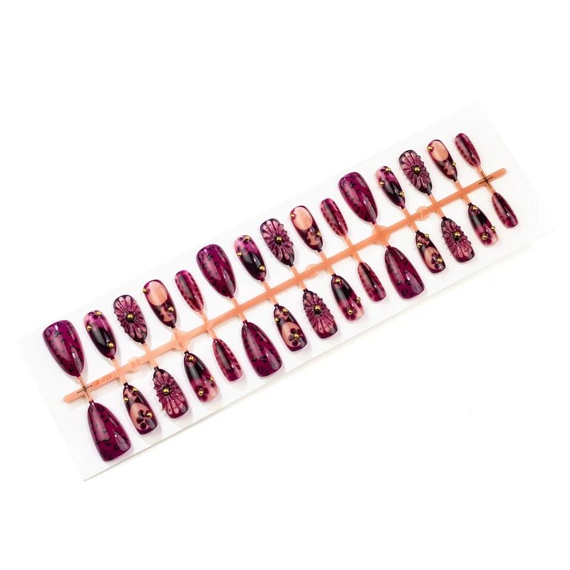 Dekoratives Press-On Nagelset mit künstlerischem Design