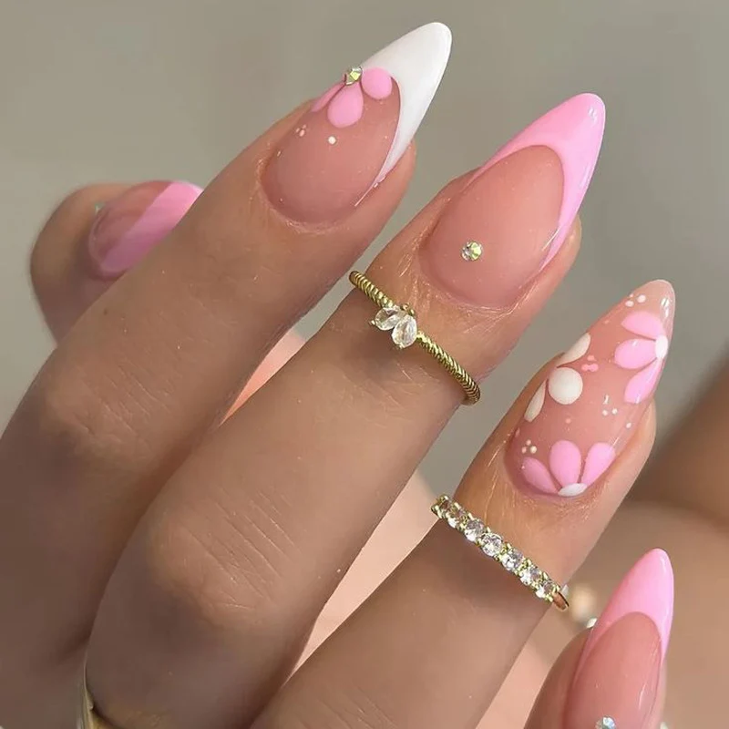 Künstlerische florale Nagelspitzen
