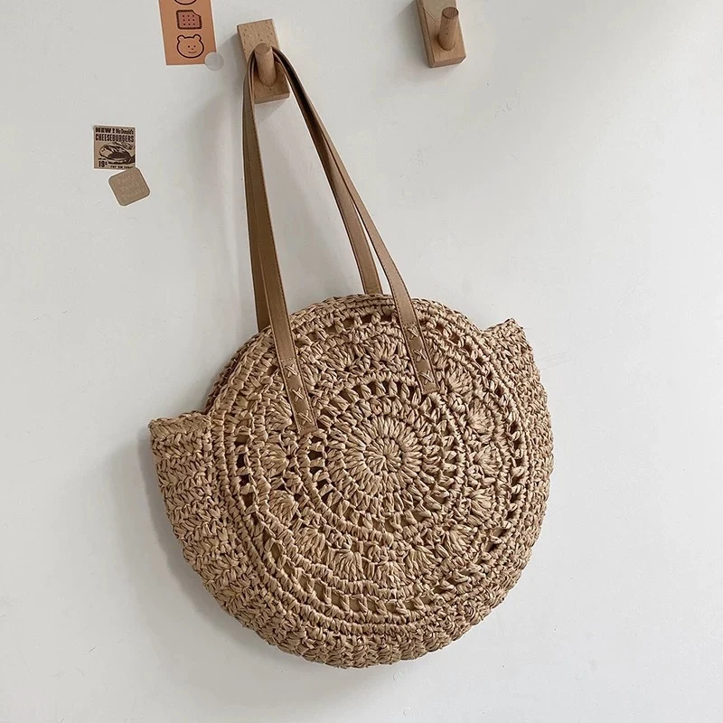 Runde geflochtene Strandtasche mit Ledergriff Skanto