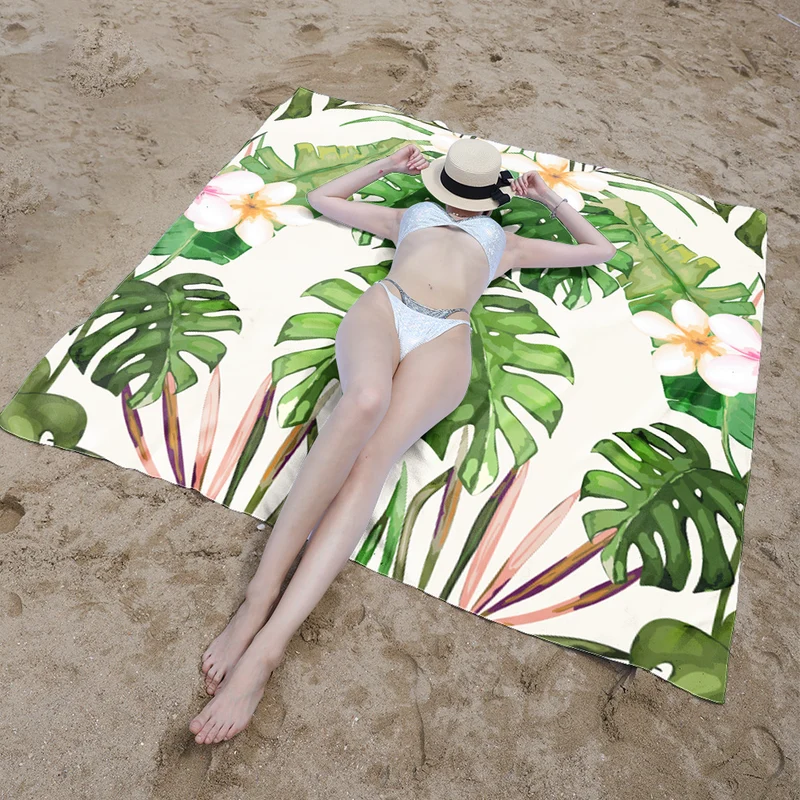 Stranddecke mit lebendigem Blumendesign und innovativer Struktur Skanto