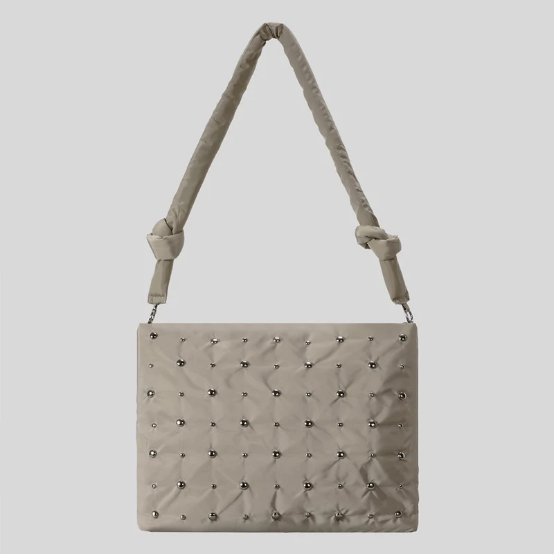Dekorativer gesteppter Handtasche