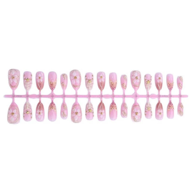 Künstlerisches Press-On-Nageldesign Brehn