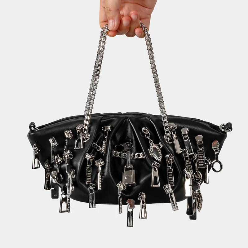 Dekorative Handtasche mit Kettenakzenten
