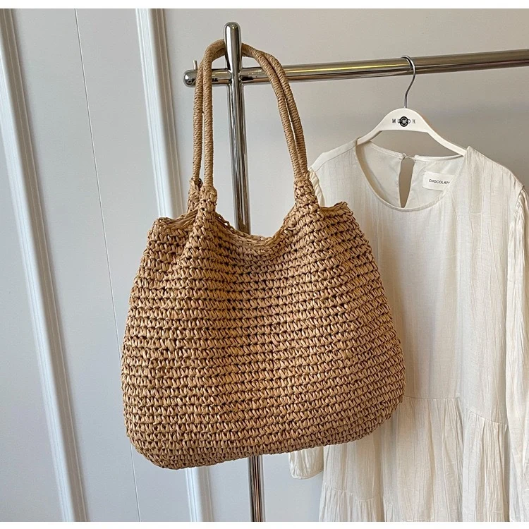 Handtasche aus handgewebtem Naturmaterial mit geräumigem Innenraum Skanto