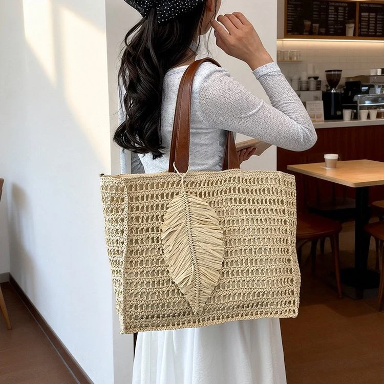 Handtasche aus handgewebtem Naturmaterial mit dekorativem Blattdesign Skanto