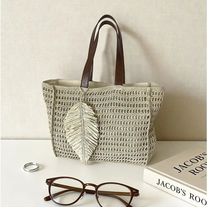 Handtasche aus handgewebtem Naturmaterial mit dekorativem Blattdesign Skanto