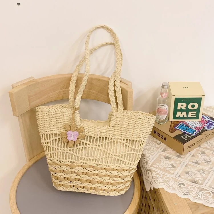 Handgewebte Strandtasche mit floralen Akzenten Skanto