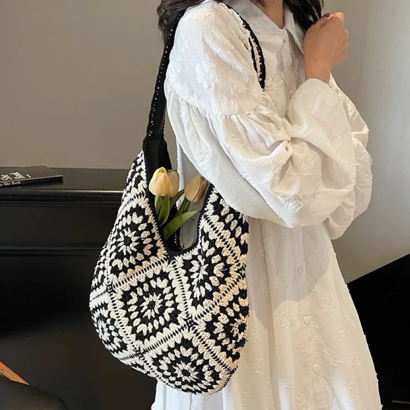 Handgeknüpfte Schultertasche mit Blumenmotiven Skanto