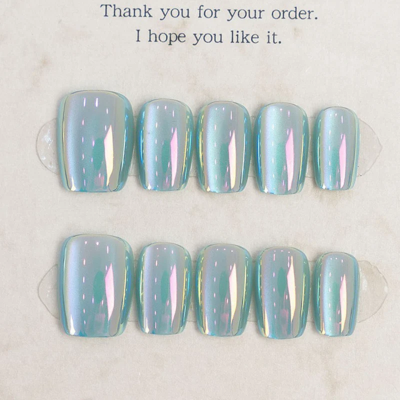 Stylisches Press-On-Nagelset mit schillerndem Finish Brehn