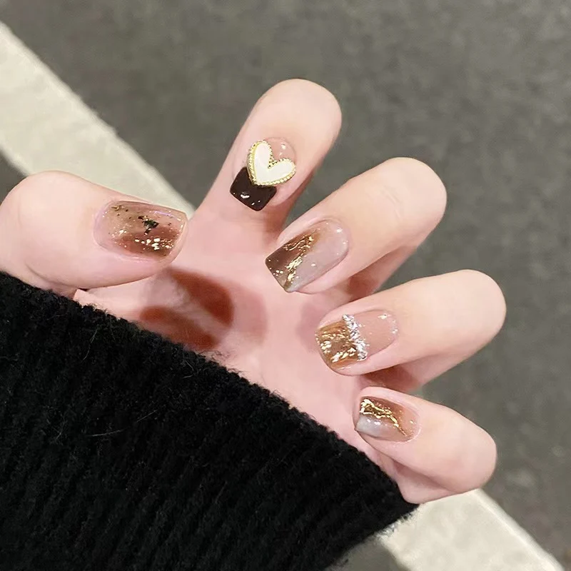 Stilvolles Press-On-Nagel-Set mit Glitzer und Herzdesigns Brehn